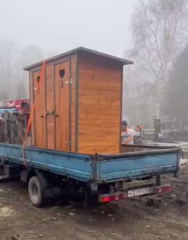 <i>На кладбище в Ессентуках установили туалетную комнату</i>