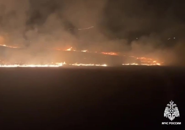 <i>МЧС опубликовало страшные кадры пожара на горе Джуца в окрестностях Пятигорска</i>