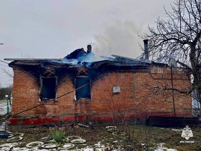 <i>На Ставрополье оставленный на зарядке смартфон спалил дом хозяина</i>