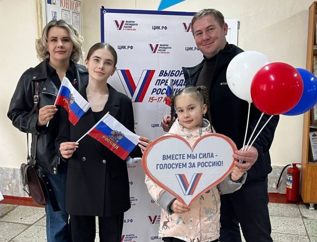 <i>Нарядные и счастливые: Ставропольцы приходят на выборы целыми семьями</i>