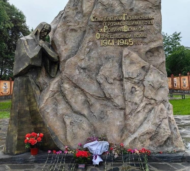 <i>Накануне Дня Победы в Северной Осетии привели в порядок братские могилы советских воинов</i>
