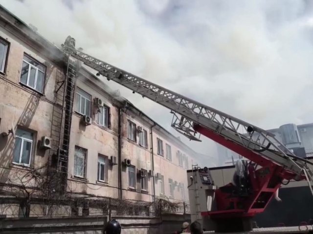 <i>В Нальчике тушат пожар на крыше здания отдела полиции на улице Ногмова</i>
