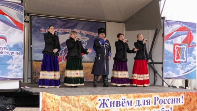 Автоклуб Курского района приехал в село Серноводское с казачьим концертом и фильмами о войне