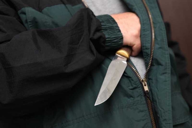 В Кочубеевском полицейские схватили преступника, напавшего с ножом на продавца