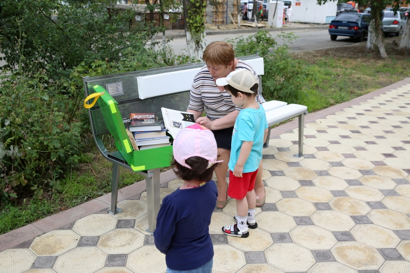 В Махачкале возникла литературная скамейка