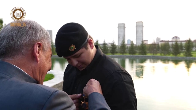 <i>От души: Глава Татарстана наградил сына Кадырова орденом «Дуслык»</i>