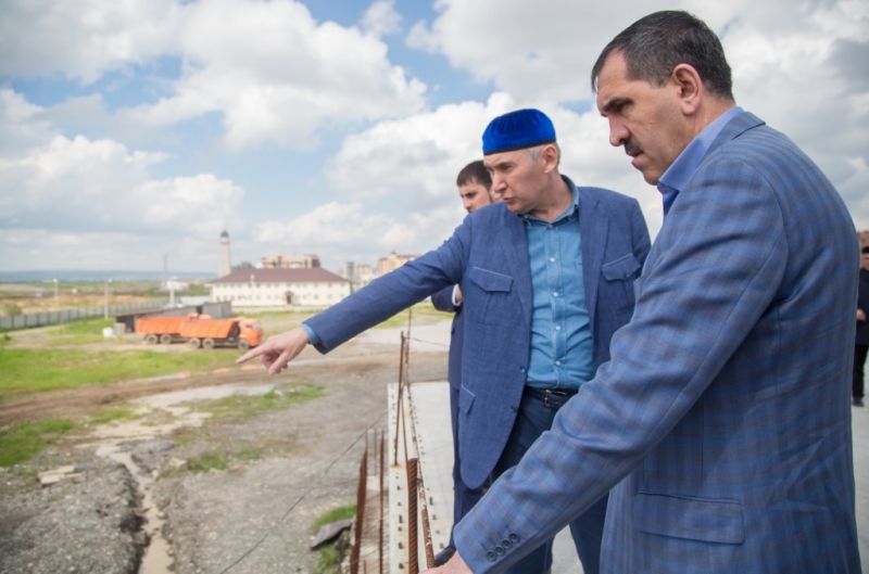 Юнус-Бек Евкуров отправился с инспекцией на стройплощадку соборной мечети