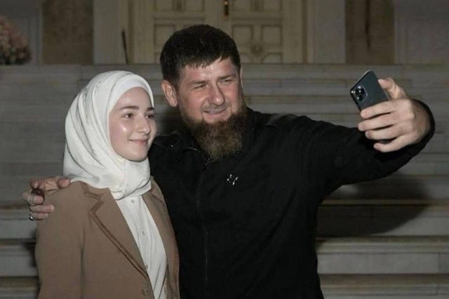 <i>Девятнадцатилетнюю дочь Кадырова наградили медалью за заслуги перед Чечней</i>