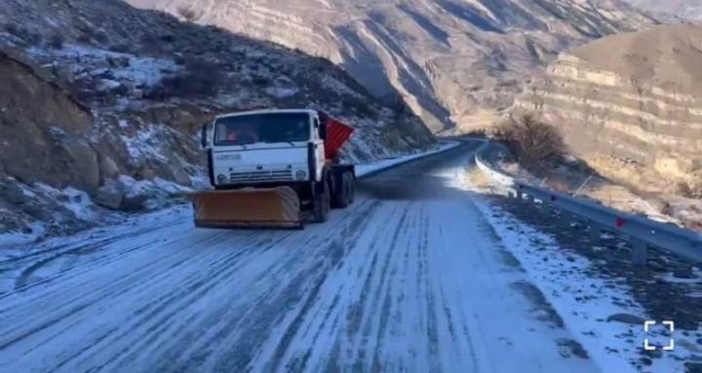 <i>В Дагестане ряд дорог перекрыли из-за лавин и метели</i>