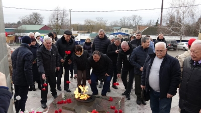 Курские казаки возложили цветы к мемориалу Воинской Славы