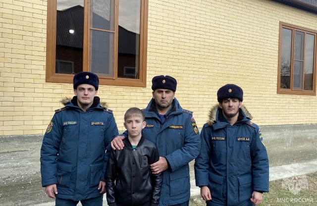 <i>В Чечне 12-летний мальчик помог спасти девочку из выгребной ямы</i>