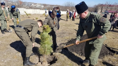 Казаки Железноводска присоединились к озеленению геронтологического центра «Бештау»