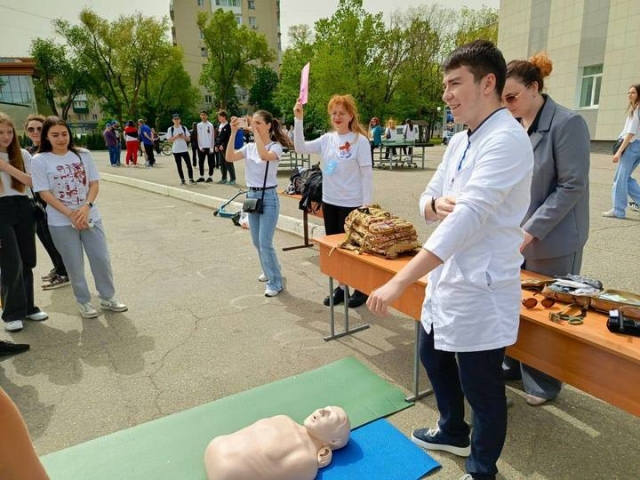 <i>Студенты-медики Невинномысска блеснули знаниями и мастерством на фестивале здоровья</i>