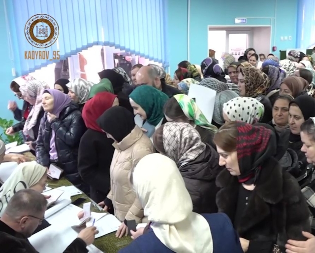 <i>Чтобы проголосовать в Чечне, люди стоят в очередях на избирательных участках</i>