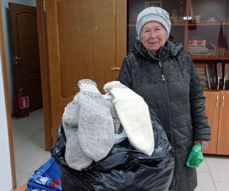 Мэр Ессентуков поблагодарил пенсионерку, связавшую 30 пар носков для бойцов СВО