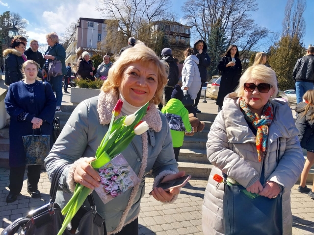 <i>Чебурашка в Кисловодске подарил женщинам на праздник 3 тысяч тюльпанов</i>