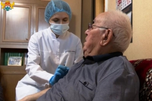 В Махачкале 96-летний ветеран получил второй компонент прививки от COVID-19