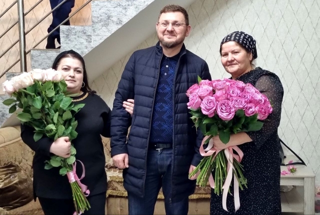 <i>Салман Дадаев поздравил всех мам Махачкалы и посетил многодетную семью</i>