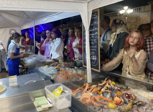 Туристов и горожан в Кисловодске накормили ухой из белуги и белой икрой