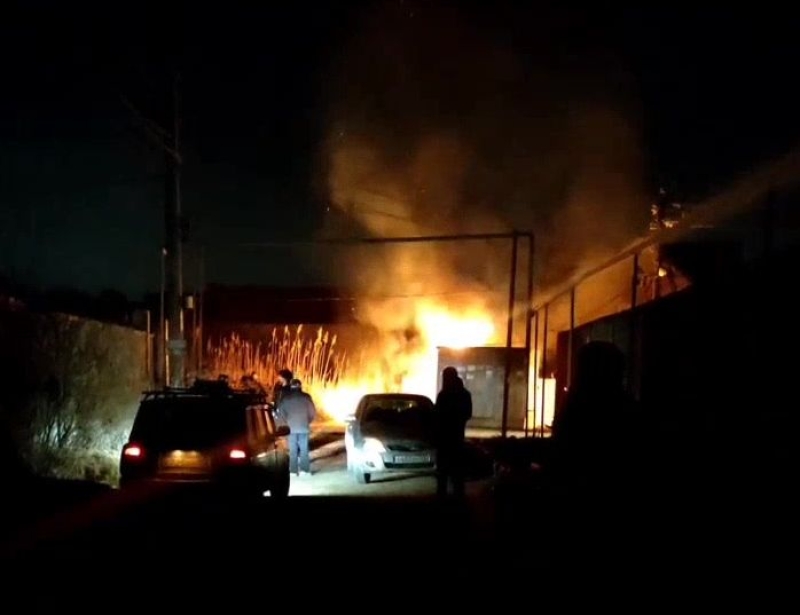 В Каспийске пожарные тушат возгорание на подстанции в дачном посёлке