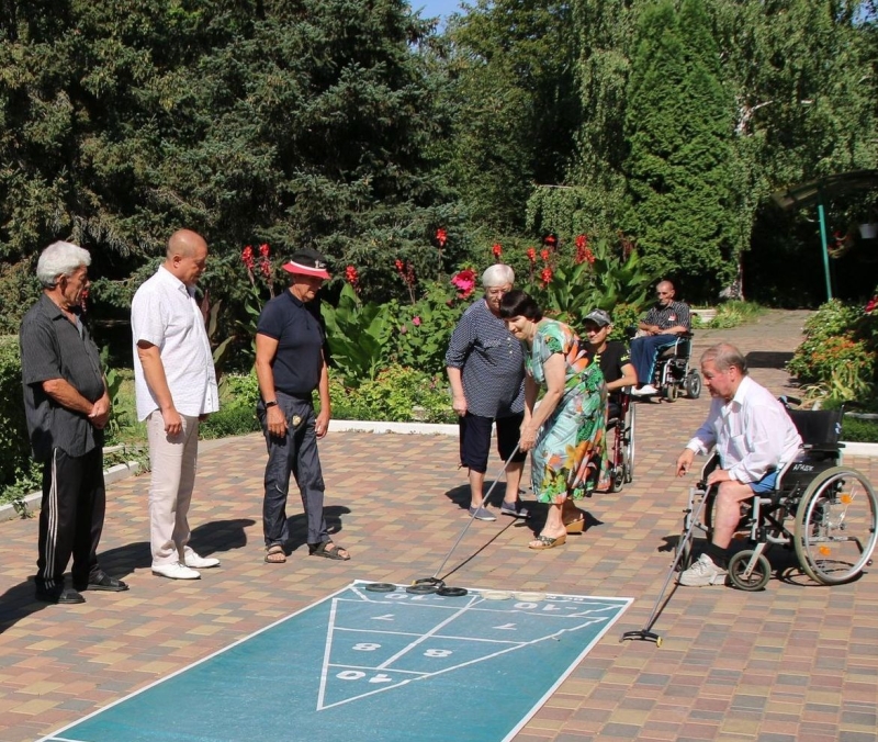 В Ставрополе жильцы краевого геронтологического центра узнали тонкости игры в шаффлборд