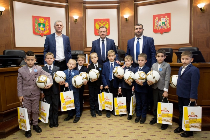 Мэр Ставрополя наградил юных футболистов города