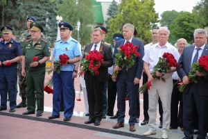 В Ставрополе школам передали копии боевых знамен полков, где служили Герои Советского Союза