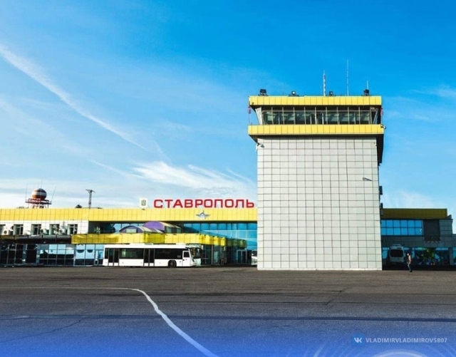 <i>Владимир Владимиров поздравил коллектив аэропорта Ставрополя с 90-летием</i>