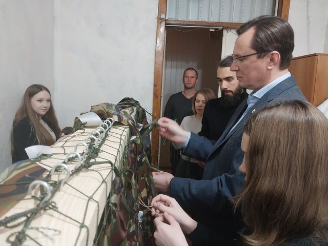 <i>В Кисловодске туристы сплетут стометровую маскировочную сеть для СВО</i>