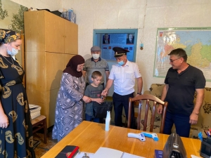 В Дагестане полицейские провели акцию «Помоги пойти учиться»