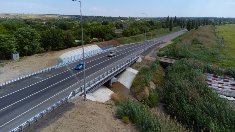 Под Будённовском на автодороге А-167 обновили мост