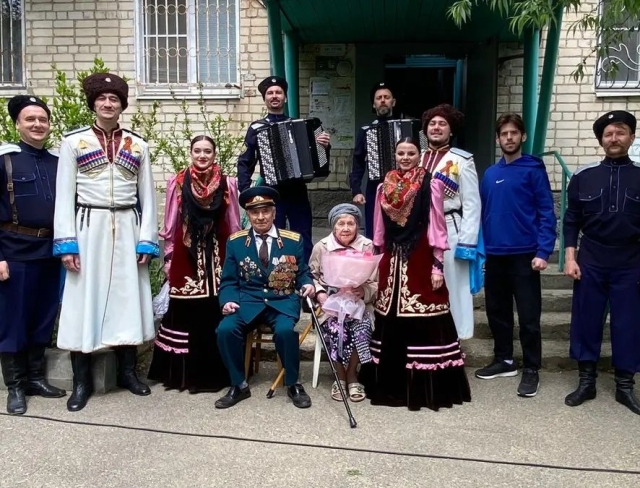 <i>Фронтовые бригады артистов провели 20 концертов на дому для ветеранов Ставрополя</i>