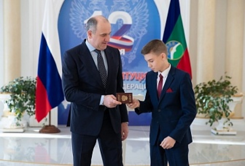Глава КЧР вручил первые паспорта юным жителям республики