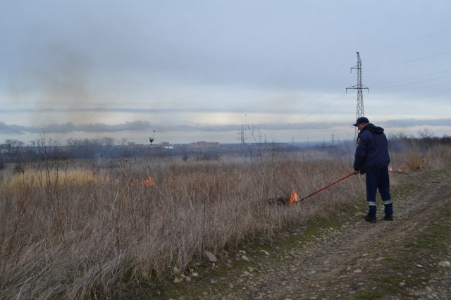 <i>В Ставрополе под контролем специалистов сожгли 300 га сухой травы</i>