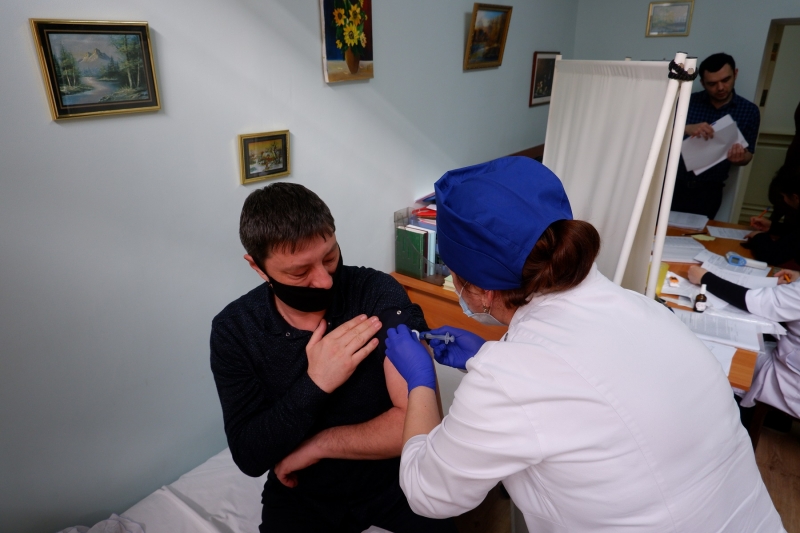 Сотрудникам мэрии Махачкалы сделали прививки от коронавируса