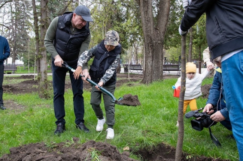 Глава Карачаево-Черкесии Рашид Темрезов принял участие в акции «Сад памяти