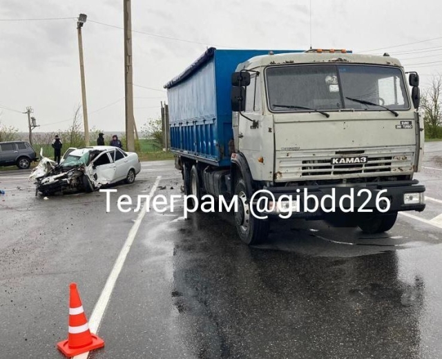 <i>В Арзгирском округе в ДТП с КамАЗом погиб водитель Lada Priora</i>