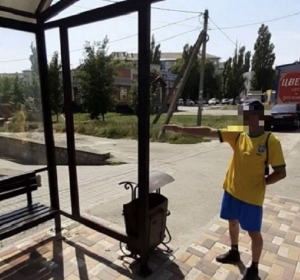 В Ставрополе мужчина разбил остановку в отместку за игнор молодежи