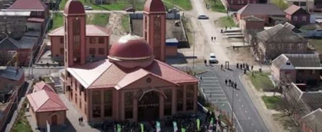<i>Новые мечеть и медресе в Висаитовском районе Грозного</i>