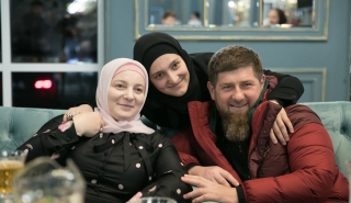 Кадыров назвал свою супругу примерной