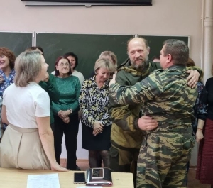 Мэр Кисловодска поздравил с наградой учителя-добровольца из школы №2