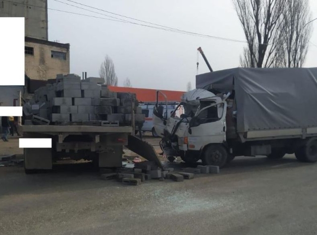 <i>В ДТП двух грузовиков на въезде в Ставрополь пострадали 2 человека</i>