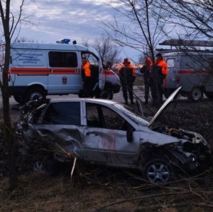 На Ставрополье в аварии с легковушкой и КамАЗом один человек погиб и трое ранены