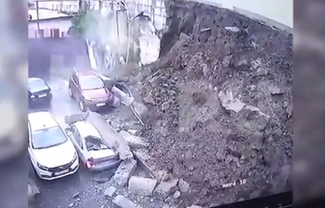 <i>Обломки подпорной стены в Кисловодске «похоронили» 4 легковушки</i>