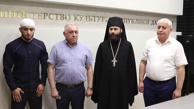 <i>В Дагестане священники прокомментировали шокирующий показ мод худучилища</i>
