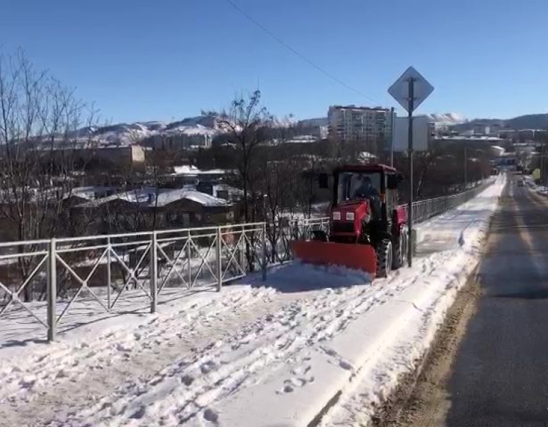 В Кисловодске на уборку тротуаров от снега вышла новая малогабаритная техника