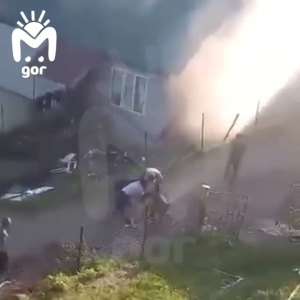 В Дагестане мужчина с кинжалом отгонял людей от своего горящего дома