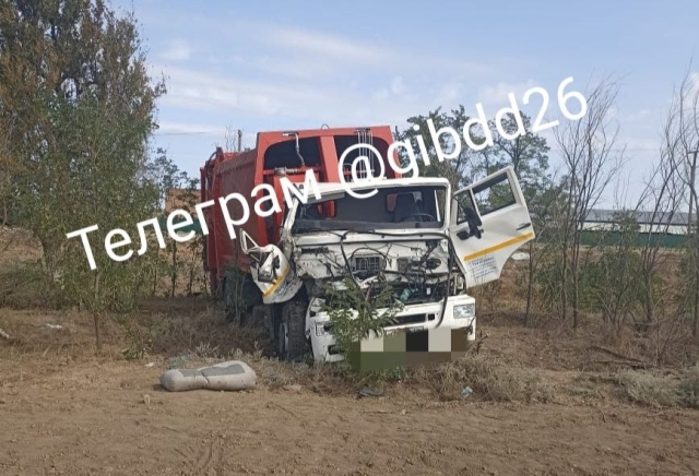 <i>В Буденновском округе в ДТП с двумя грузовиками погиб пассажир КамАЗа</i>