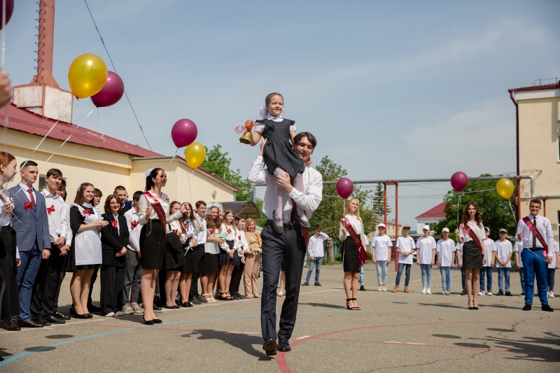 В школах Ставрополя прошли линейки, посвященные окончанию учебного года