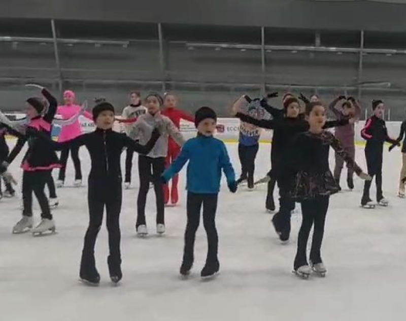 Фигуристы Ессентуков поддержали танцевальным флешмобом Валиеву на тренировке